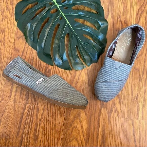 Toms *Retired* Movember Gray Striped Mustache Shoe - Picture 1 of 6